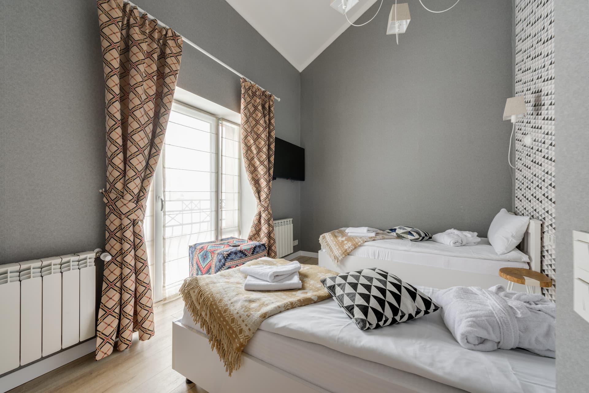 Habitación de invitados con estampado en la pared